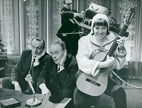 צילום וינטג 'של תכניות טלוויזיה .197; SE Kleveland מנגן גיטרה עבור Gus dahlstr246; M ו- Holger H246; Glund ב- Hylands